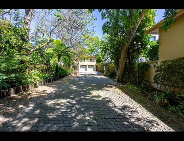 5 BEDROOM FREEHOLD SOLD IN RONDEBOSCH